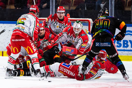 Frölundas Ludwig Persson och målvakt Frederik Dichow