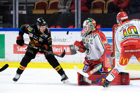 Luleås Juhani Tyrväinen och Frölundas målvakt Frederik