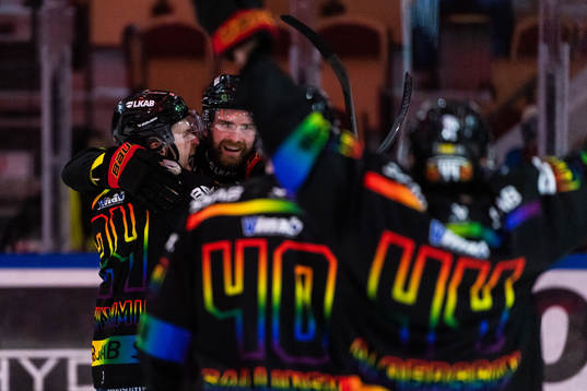 Luleås Brendan Shinnimin och Pontus Själin jublar