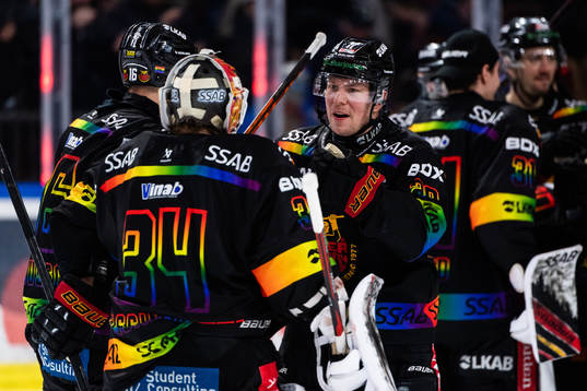 Luleås målvakt Joel Lassinantti och Erik Gustafsson jublar