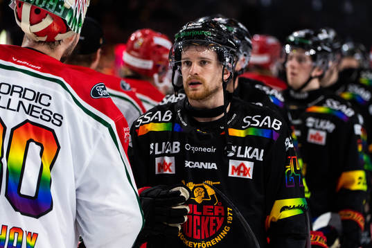 Luleås Brendan Shinnimin tackar Frölundas spelare