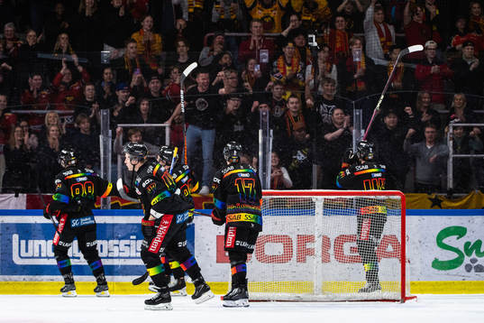 Luleås spelare jublar och tackar supportrarna