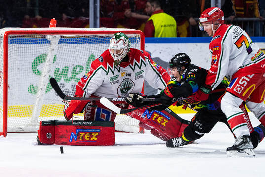Frölundas målvakt Frederik Dichow och Luleås Joonas Rask