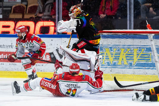 Frölundas Erik Borg och Luleås målvakt Joel Lassinantti