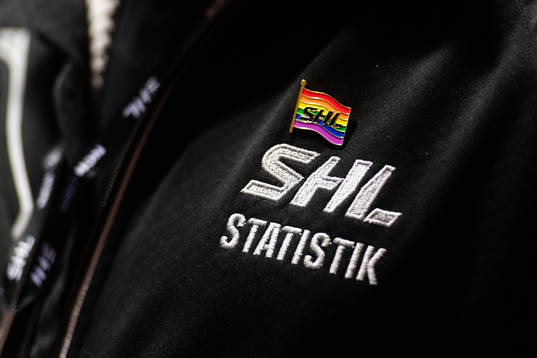 SHL Prideweek pin på SHL-företrädares tröja