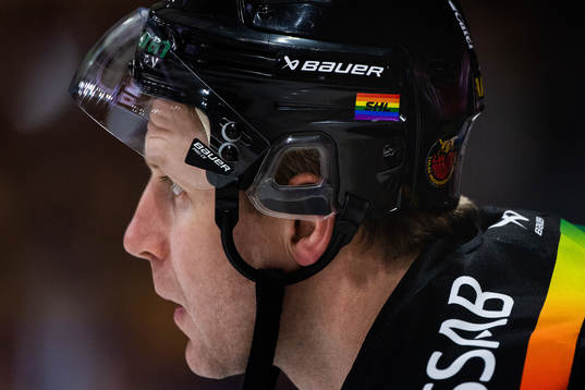 SHL Prideweek klistermärke på Luleås Leo Komarovs hjälm