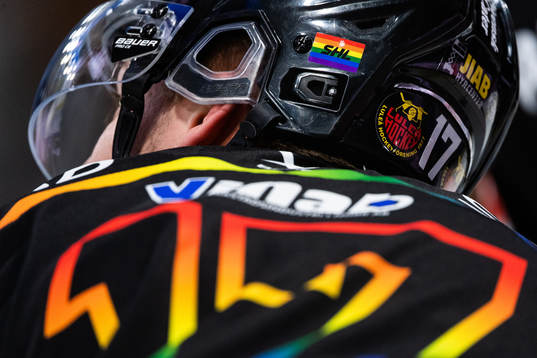 SHL prideweek klistermärke på en Luleåspelares hjälm