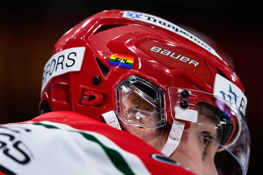 SHL prideweek-klistermärke på en Frölundaspelares hjälm