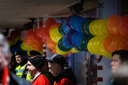 Coop Norrbotten Arena dekorerat med ballonger i regnbågens