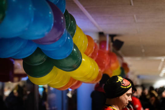 Ballonger i regnbågens färger i Coop Norrbotten Arena