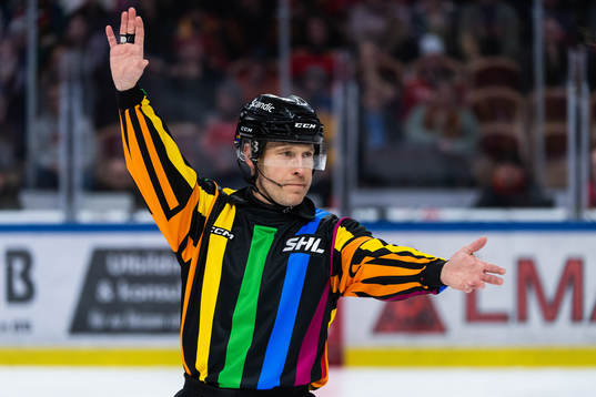 Domare Tobias Björk i regnbågsfärgad tröja