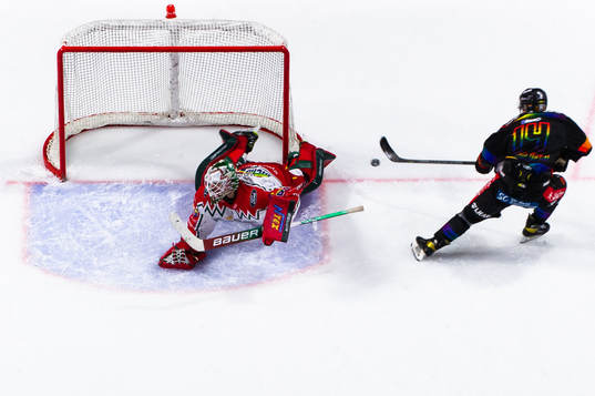 Luleås Jonas Berglund gör 1-1 bakom Frölundas målvakt