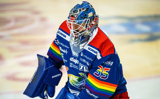 Oskarshamns målvakt Joe Cannata med pridefärger på