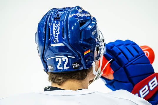 Leksands Tobias Ekberg med prideflagga på hjälmen