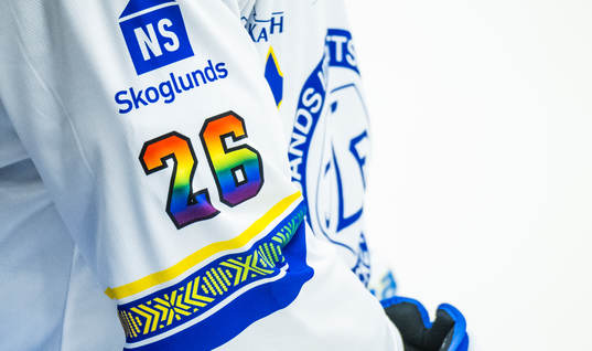 Leksands Patrik Noren med pridefärger på tröjan