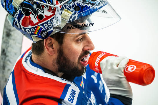 Oskarshamns målvakt Joe Cannata med prideflaggan på