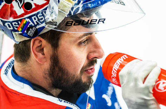 Oskarshamns målvakt Joe Cannata med prideflaggan på