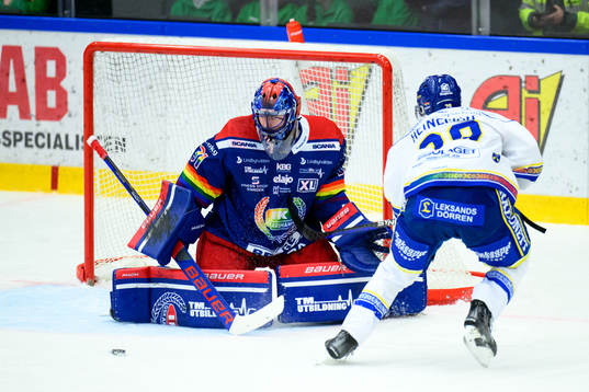 Oskarshamns målvakt Tim Juel mot Leksands Emil Heineman