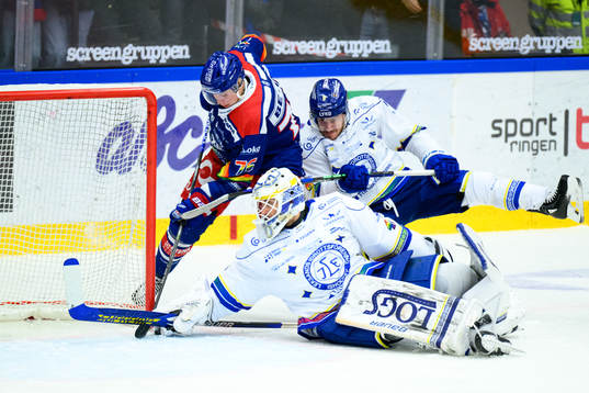 Oskarshamns Emil Lilleberg och Leksands målvakt Mantas