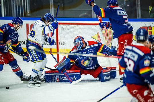 Leksands Justin Glenn Kloos och Oskarshamns målvakt Tim