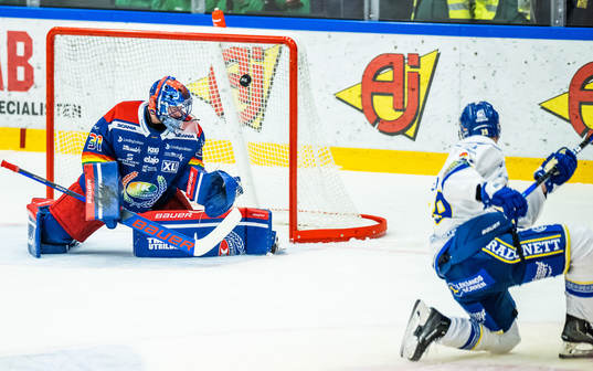 Oskarshamns målvakt Tim Juel och Leksands Emil Heineman