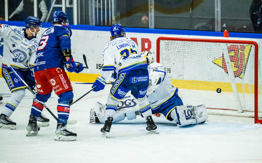 Oskarshamns Patrik Karlkvist (ej i bild) gör 2-1 bakom