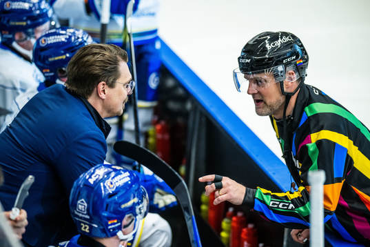 Leksands tränare Björn Hellkvist samtalar med Domare