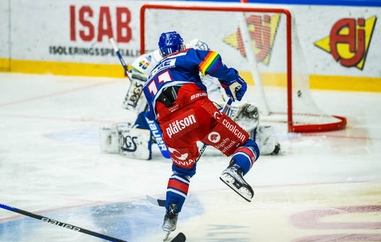 Oskarshamns Antti Suomela gör 1-0 bakom Leksands målvakt