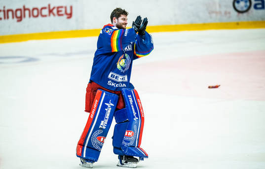 Oskarshamns målvakt Tim Juel jublar