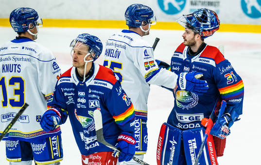 Leksands Jonas Ahnelöv tackar Oskarshamns målvakt Tim Juel
