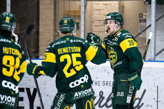 Björklövens Joel Mustonen jublar