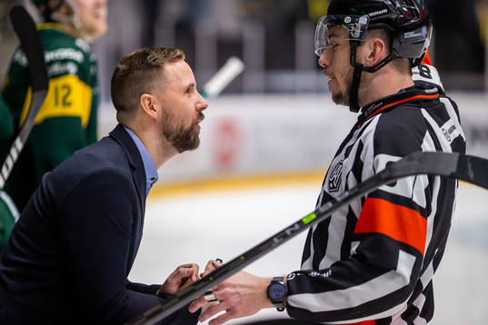 Björklövens tränare Viktor Stråhle pratar med dommare