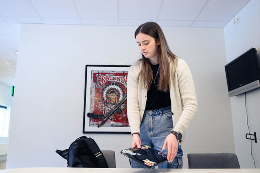 Frölundas målvakt Stephanie Neatby blir intervjuad