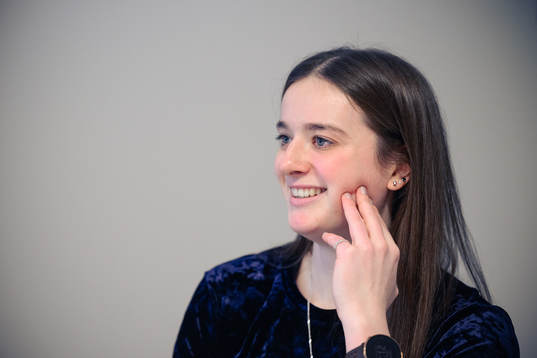 Frölundas målvakt Stephanie Neatby blir intervjuad