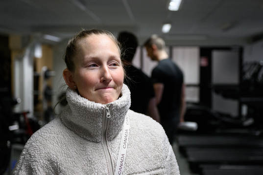 Frölundas sportchef Kim Martin Hasson blir intervjuad
