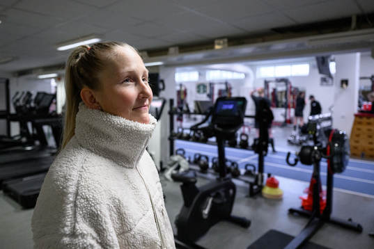 Frölundas sportchef Kim Martin Hasson blir intervjuad