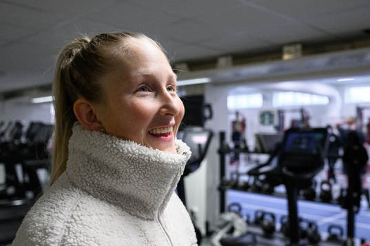 Frölundas sportchef Kim Martin Hasson blir intervjuad