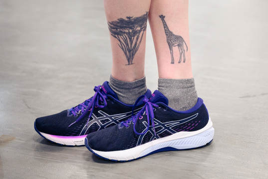 Frölundas målvakt Stephanie Neatby visar sina tatueringar