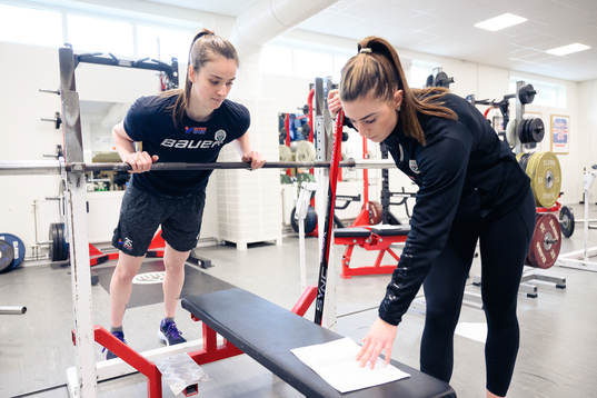 Frölundas målvakt Stephanie Neatby tränar med