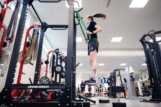Frölundas målvakt Stephanie Neatby tränar i gymmet