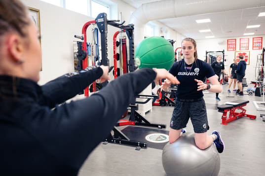 Frölundas målvakt Stephanie Neatby tränar i gymmet