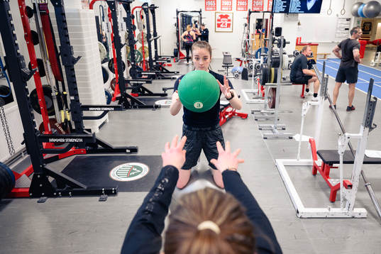 Frölundas målvakt Stephanie Neatby tränar i gymmet