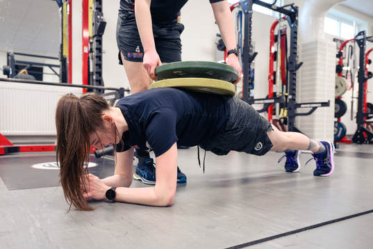 Frölundas målvakt Stephanie Neatby tränar i gymmet