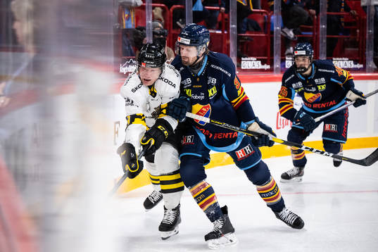 AIKs Richard Gynge och Djurgårdens Cameron Ernst Schilling