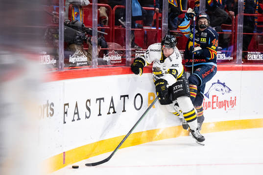 AIKs Richard Gynge och Djurgårdens Noah Östlund