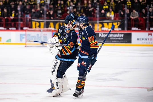 Djurgårdens målvakt Carl Lindbom jublar
