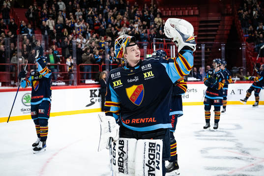 Djurgårdens målvakt Carl Lindbom jublar