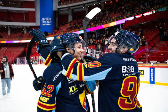 Djurgårdens Mika Ounasvuori och Kevin Karlsson jublar