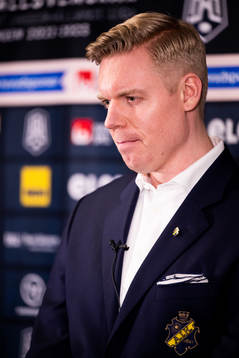 AIKs tränare Anton Blomqvist på presskonferensen