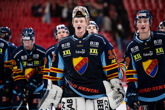 Djurgårdens målvakt Carl Lindbom jublar